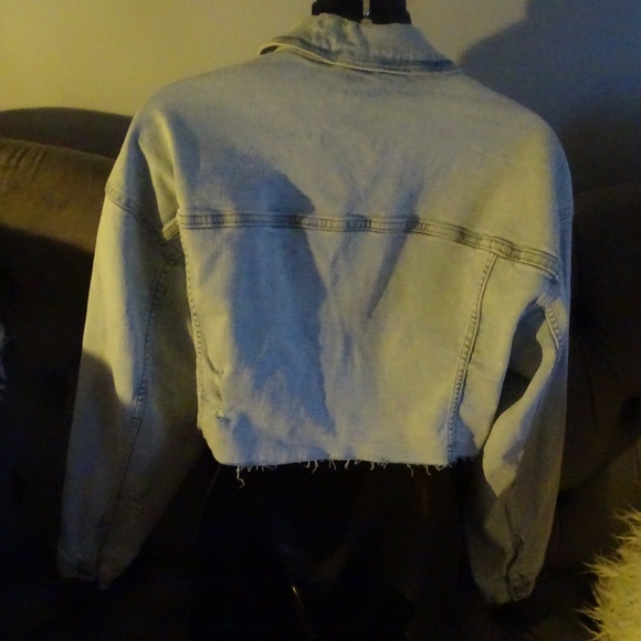 NEW WITH OUT TAGS SUKO JEANS CROPPED JEAN JACKET WITH FACTORY DISTRESSING - Picture 2 of 4